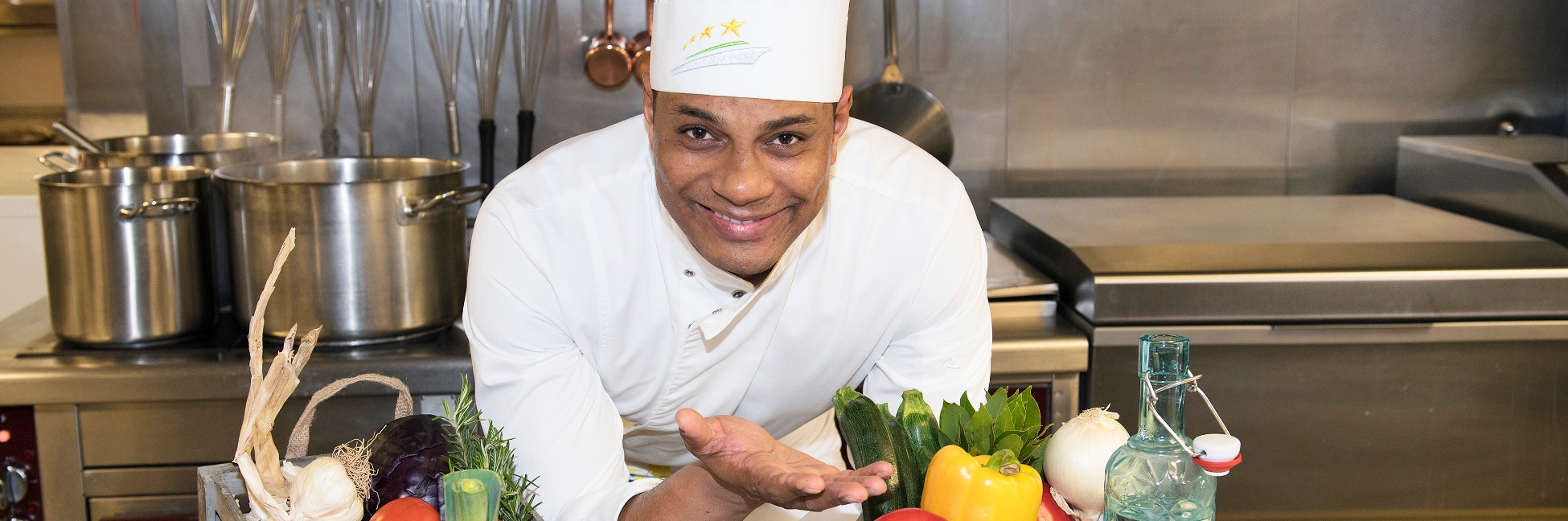 Los chefs a bordo de los cruceros fluviales CroisiEurope tienen que cocinar para pocos pasajeros, por eso pueden esmerarse en ofrecer una calidad mayor. CROISIEUROPE COCINA CHEF CROISIEUROPE GASTRONOMIA CROISIEUROPE CRUCEROS GASTRONOMICOS GASTRONOMIA FRANCESA